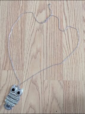Vintage Silver Owl Pendant Necklace 32" Long Chain Dark Green Eyes Flexible